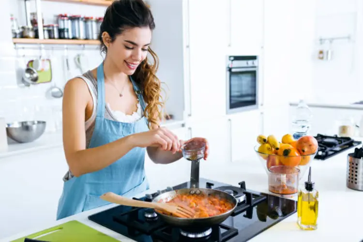7 Cara Menghemat Waktu di Dapur Tanpa Mengorbankan Rasa, Siapa Bilang Masak Cepat Nggak Bisa Enak?