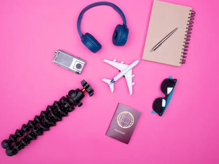 3 Barang Kecil Multifungsi yang Wajib Ada di Tas Traveler Modern