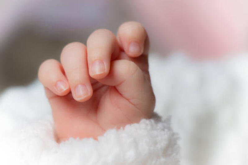 tangan bayi yang baru lahir - kuku bayi potret stok, foto, &amp; gambar bebas royalti