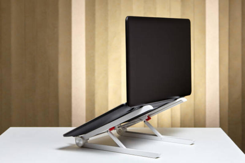 laptop terbuka dan dipasang di dudukan pendingin. - laptop stand potret stok, foto, & gambar bebas royalti