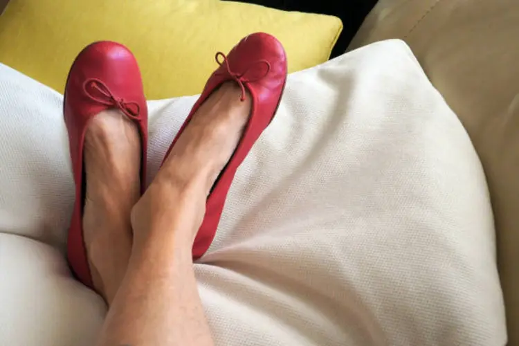 Suka Sakit Pakai Flat Shoes? Begini Solusinya