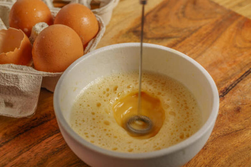 kocok-satu-telur-dalam-mangkuk-dengan-mixer-dengan-cangkir-telur-di-bagian-bawah.jpg (612×408)