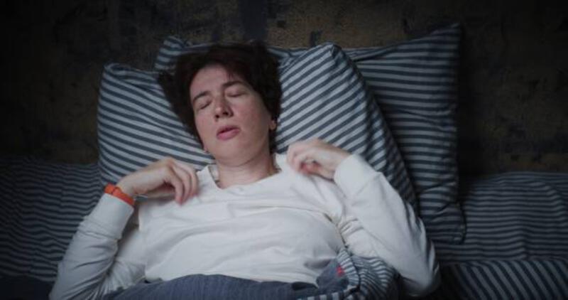 wanita dewasa mencoba tidur di tempat tidur tetapi menderita panas - berkeringat saat tidur potret stok, foto, &amp; gambar bebas royalti