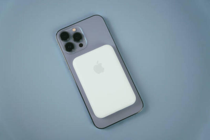 apple iphone 13 pro max dan baterai magsafe - magsafe powerbank potret stok, foto, &amp; gambar bebas royalti