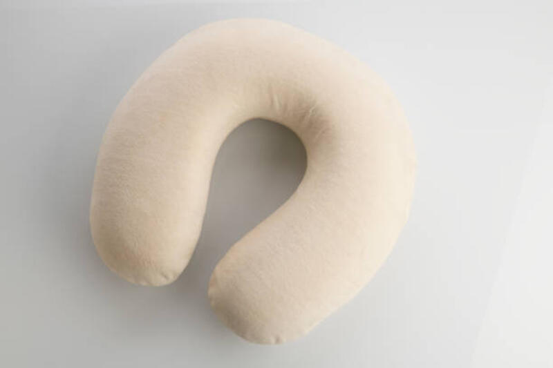 tampilan-atas-bantal-leher-perjalanan-di-latar-belakang-putih.jpg (612×408)