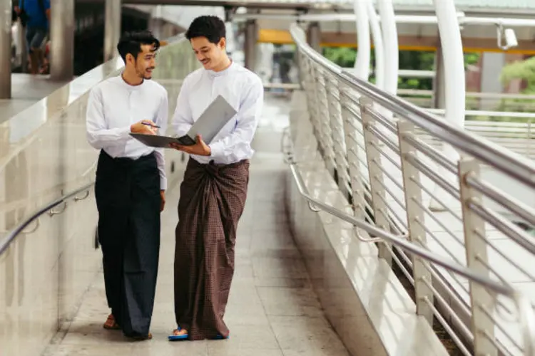 Selain Buat Ibadah, Ini Ide Styling Sarung agar Lebih Fashionable