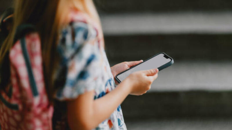 konsep-kembali-ke-sekolah-dengan-gadis-memegang-smartphone.jpg (612×343)