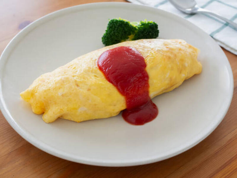 japanese omu rice (omelette rice) - omelet jepang potret stok, foto, &amp; gambar bebas royalti