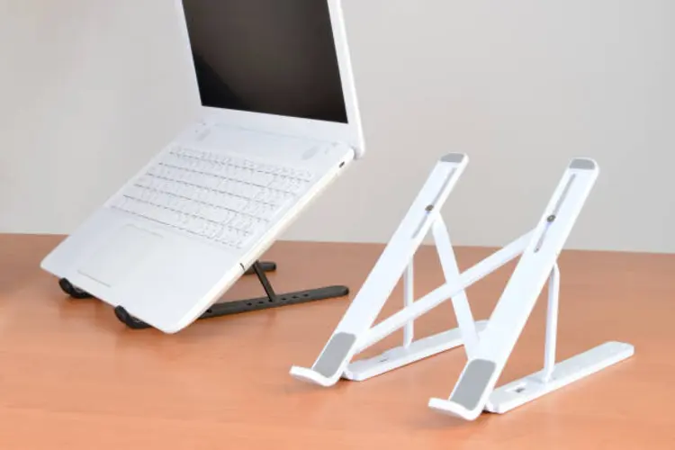Ribet Bawa Laptop dan Stand Terpisah? Gunakan Stand Laptop Lipat Aja!
