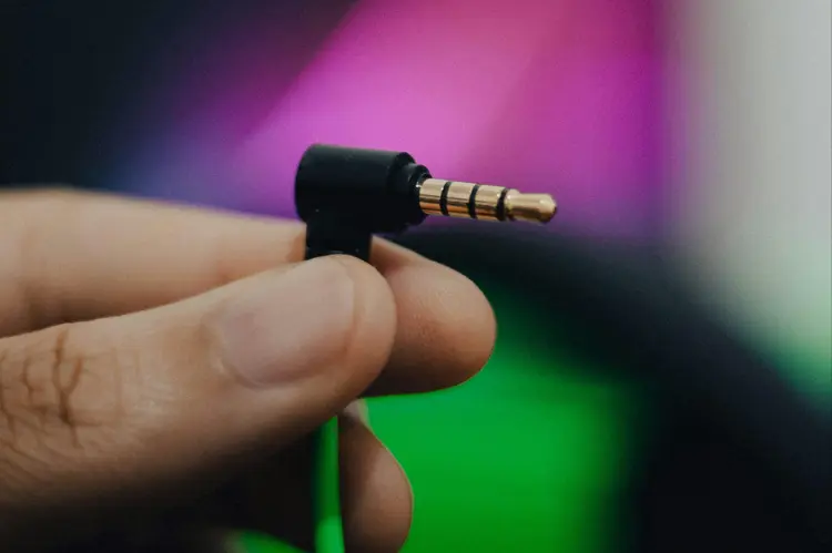 Mau Main Game & Voice Chat di Laptop? Pastikan Kabel Splitter Kamu Memadai