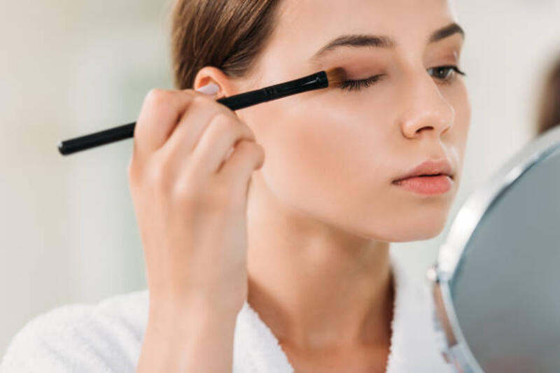 tampilan-close-up-wanita-muda-cantik-menerapkan-eyeshadow-dengan-sikat.jpg (612×408)