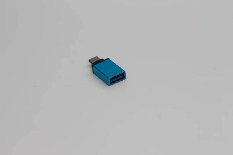 close up adaptor usb otg (on the go) tipe c ke tipe a - otg potret stok, foto, & gambar bebas royalti