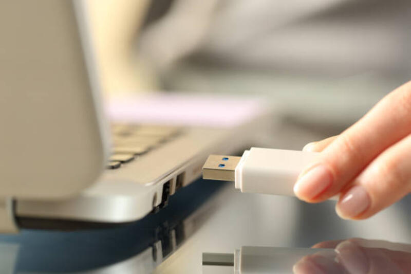 wanita yang menghubungkan usb flash drive pada laptop - flashdisk potret stok, foto, & gambar bebas royalti