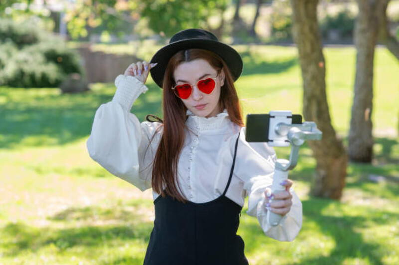 woman-with-eccentric-clothing-and-red-sunglasses-recording-content-for-her-social-networks.jpg (612×408)