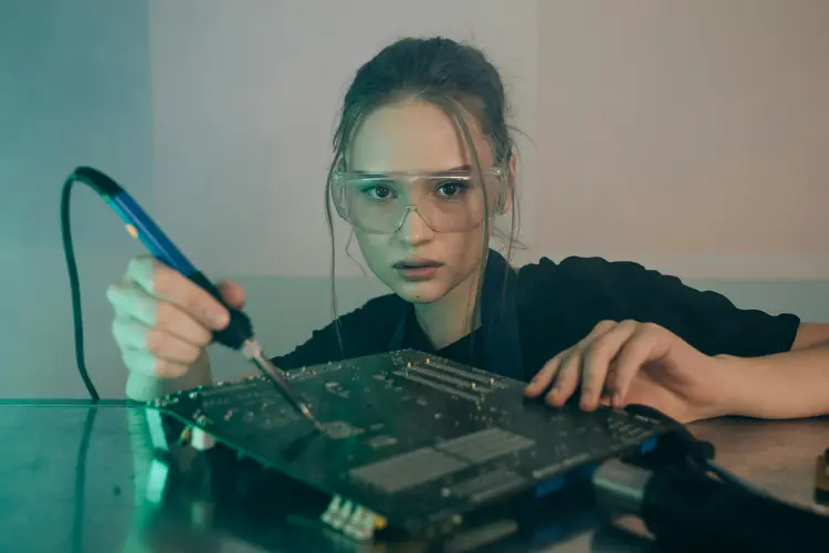 Jangan Buang! Ini Cara Solder Listrik Menghidupkan Kembali Elektronik Rusak
