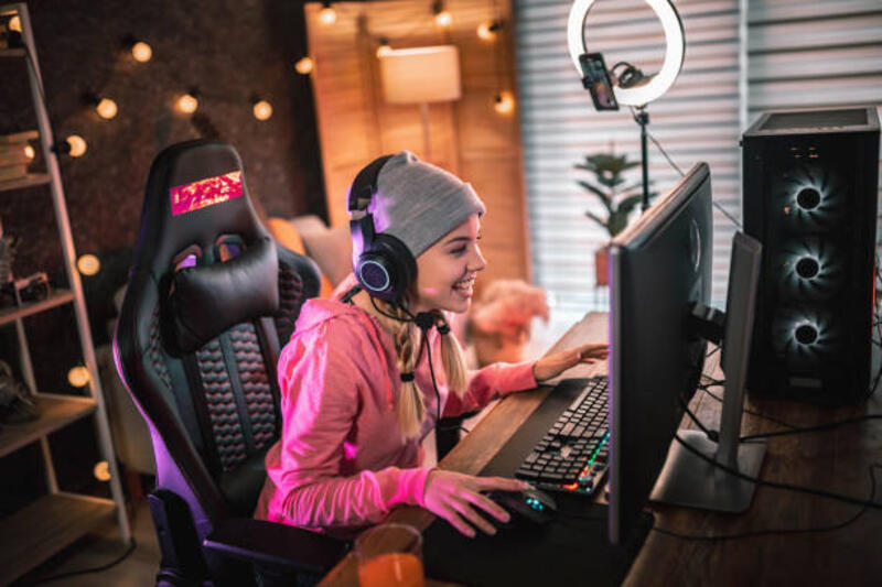 gadis bermain video game online dan streaming di rumah - gamers use headphone potret stok, foto, & gambar bebas royalti