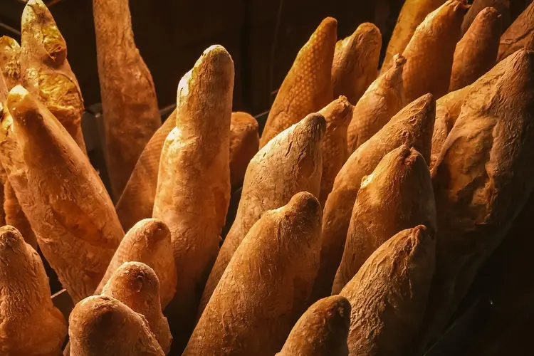 Kenapa Baguette Keras? Simak Fakta Unik di Balik Roti Panjang Ini