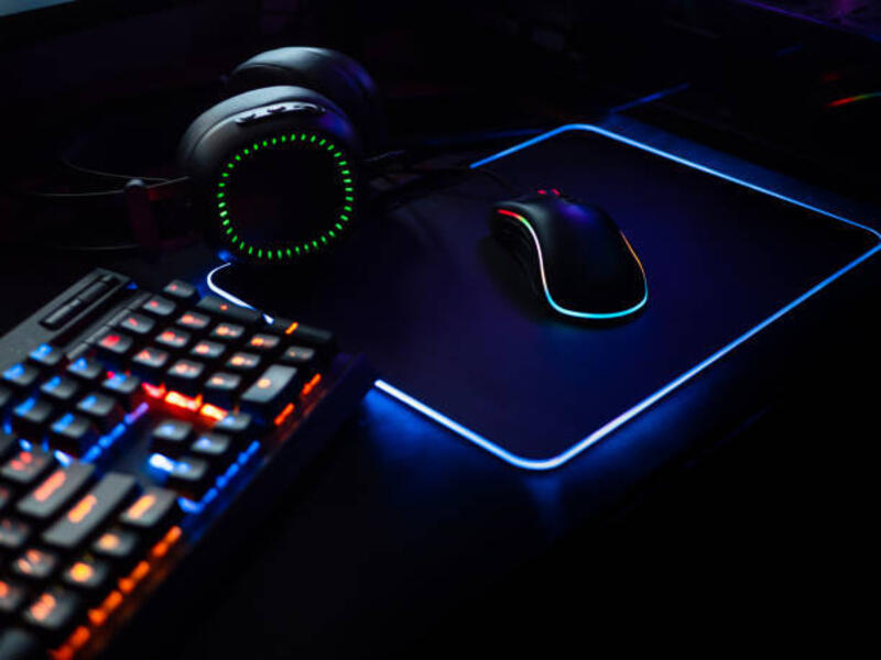 konsep-ruang-kerja-gamer-tampilan-atas-roda-gigi-game-mouse-keyboard-dengan-warna-rgb-joystick.jpg (612×459)
