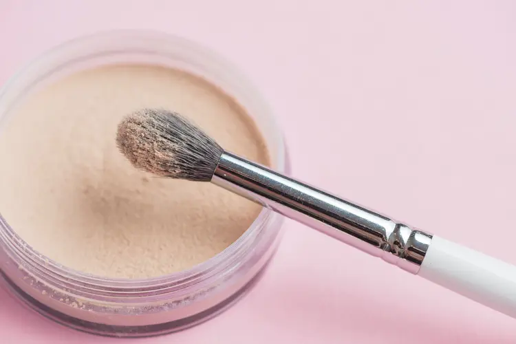 Kulit Wajahmu Berminyak? Coba Pakai Bedak Tabur Oil Control Ini