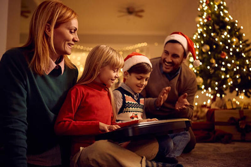 gadis bahagia bermain synthesizer untuk keluarganya sambil merayakan tahun baru di rumah. - main bersama keluarga malam tahun baru potret stok, foto, &amp; gambar bebas royalti