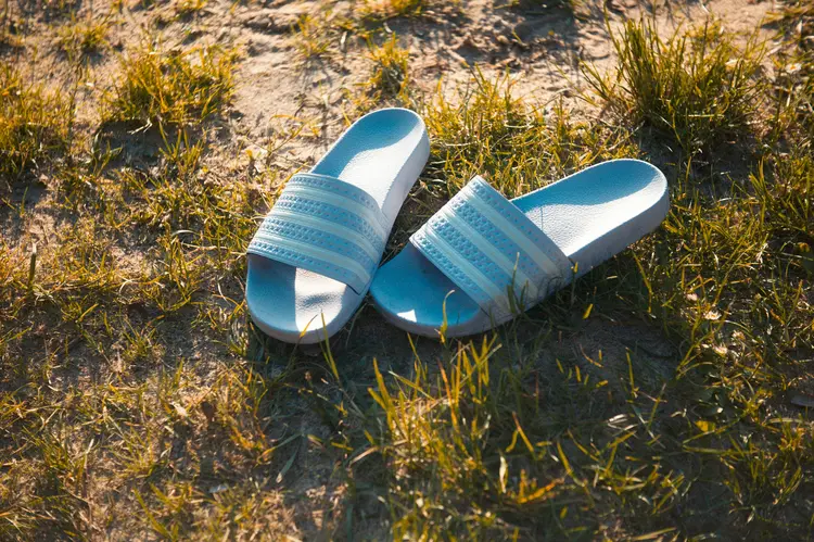 Sandal Karet Wanita, Fashion Praktis Saat Hujan Tiba