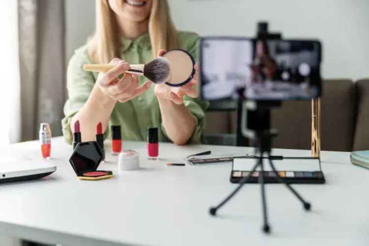 Mau Jadi Beauty Influencer Bermodal HP? Ini 5 Peralatan yang Wajib Kamu Punya!