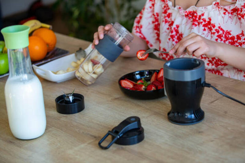wanita-membuat-smoothie-sehat-di-dapur.jpg (612×408)