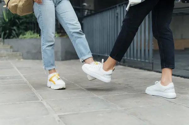 Tips Memilih Sepatu Sneakers untuk Daily Look yang Nyaman