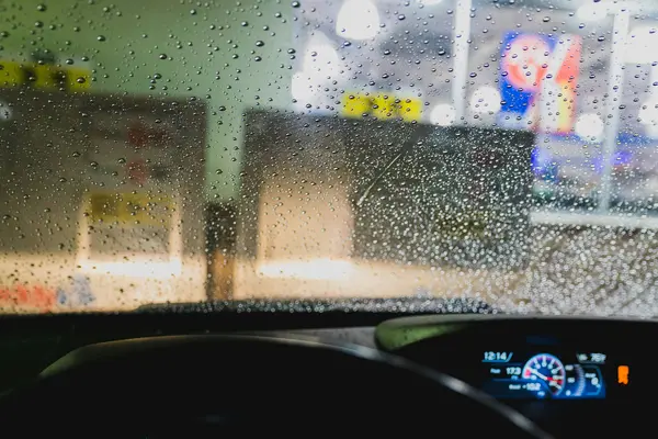 Ini Dia! 4 Langkah Mudah Agar Kaca Mobil Tetap Bersih dan Aman Saat Hujan