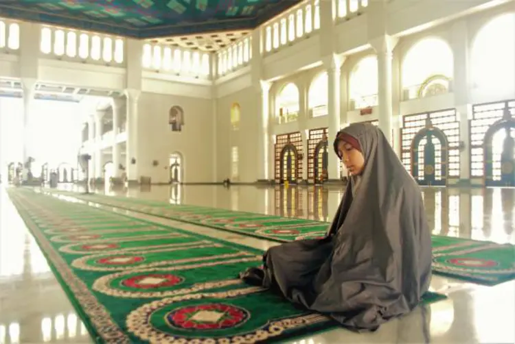 Mukena Traveling Bagusnya dari Bahan Apa?