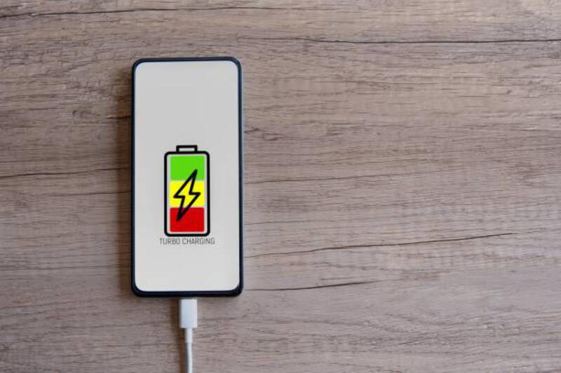 gambar tampilan atas smartphone dengan turbo charging. - smartphone fast power potret stok, foto, &amp; gambar bebas royalti