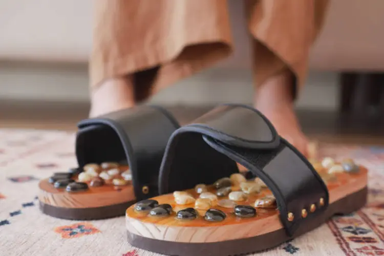Kelebihan dan Kekurangan Sandal Pijat Refleksi untuk Pemakaian Harian
