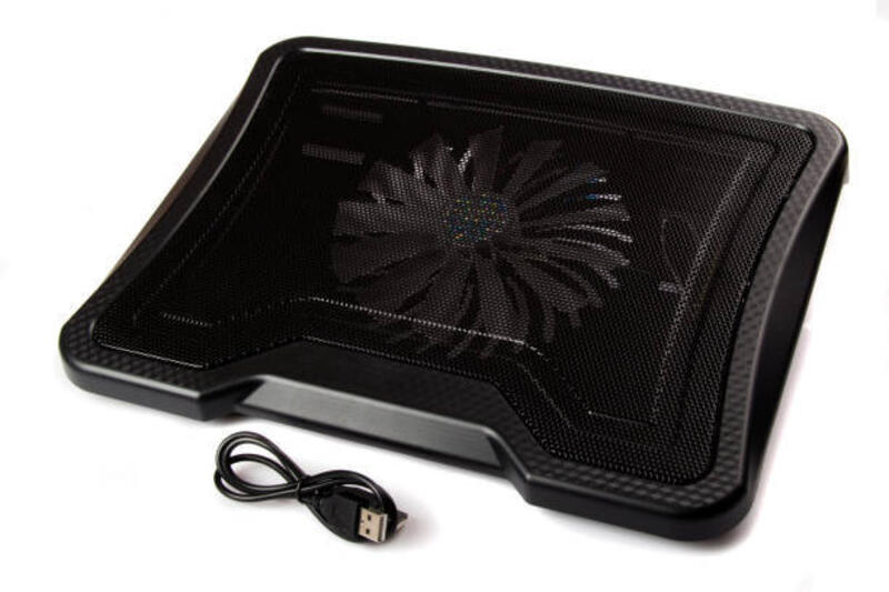 laptop pendingin berdiri dengan kipas listrik ditenagai oleh kabel usb dari laptop - laptop cooler potret stok, foto, & gambar bebas royalti