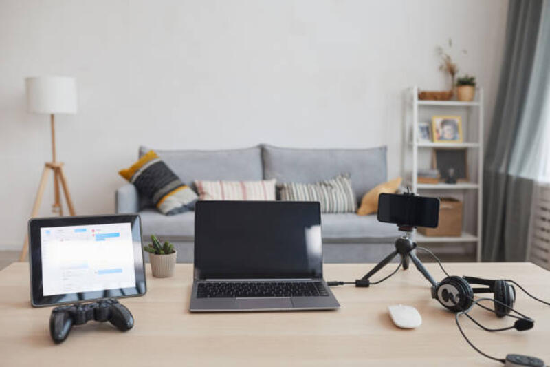 penyetelan streaming permainan - camera and laptop potret stok, foto, & gambar bebas royalti