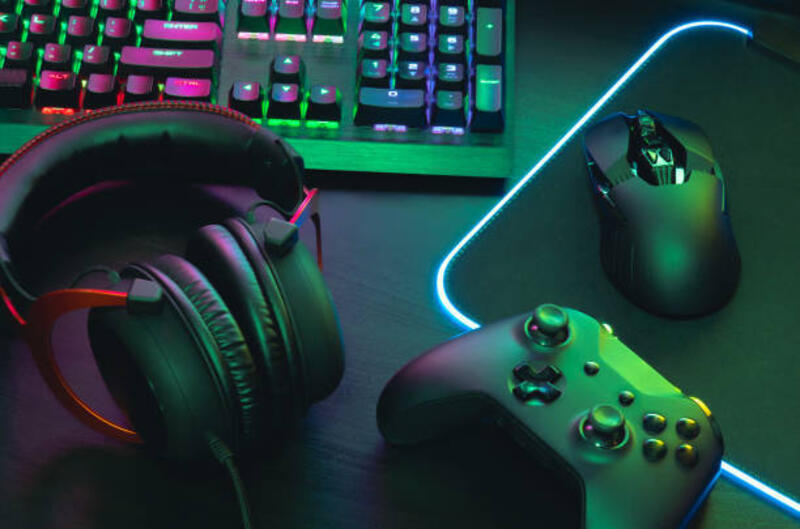 konsep ruang kerja gamer, tampilan atas roda gigi game, mouse, keyboard, joystick, headset, joystick mobile, di headphone telinga dan mouse pad pada latar belakang meja hitam. - many mousepad potret stok, foto, & gambar bebas royalti