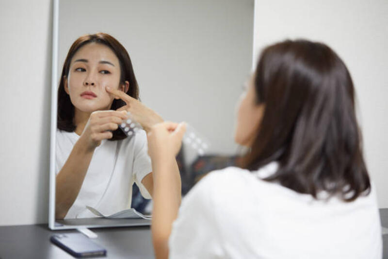 a-woman-having-a-trouble-on-skin.jpg (612×408)
