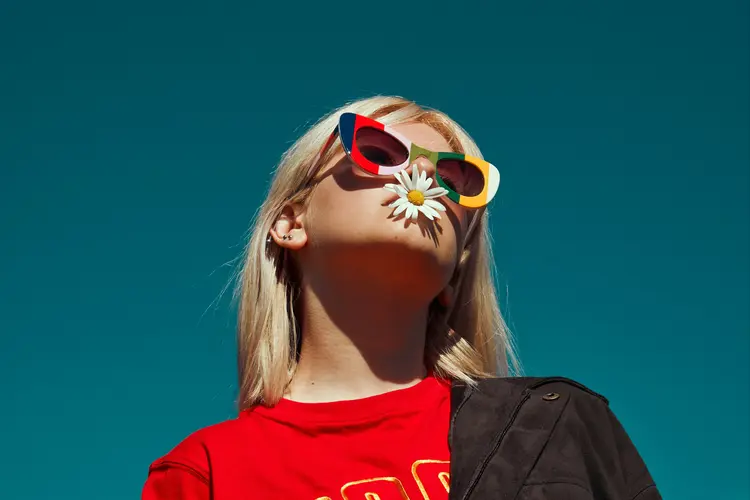 Pakai Kacamata Hitam Tapi Mata Minus? Ini Solusinya!