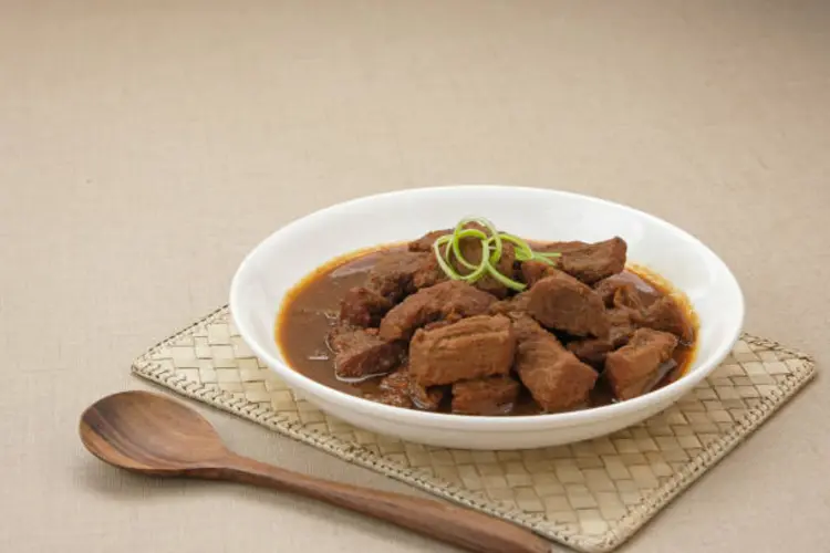 Rendang Bisa Enak Berhari hari, Ini Alasan Proses Masaknya Lama