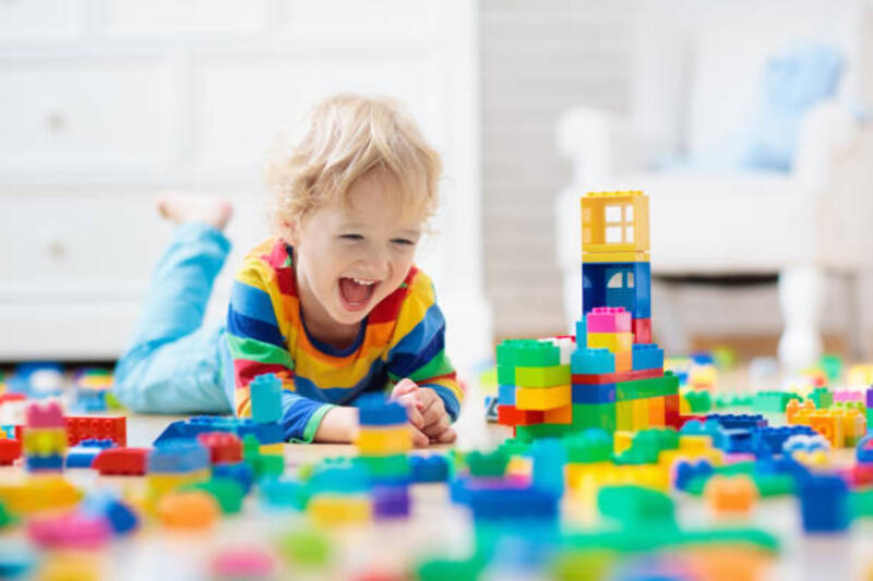 anak-bermain-dengan-blok-toy-mainan-untuk-anak-anak.jpg (612×408)