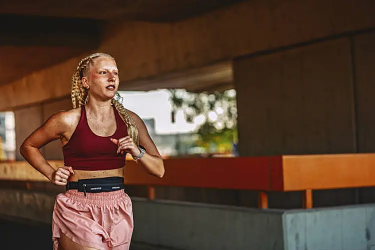 Lari Jarak Jauh Tapi Bingung Bawa Barang Penting? Ini Triknya