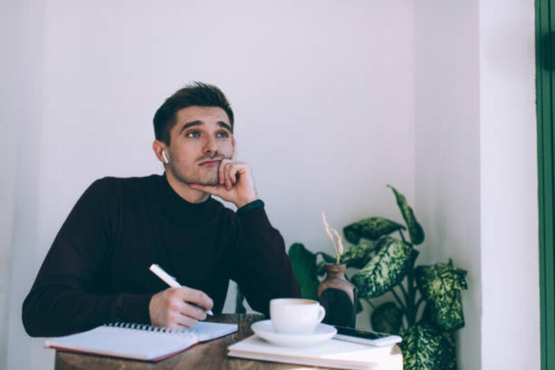 pria yang bijaksana dengan secangkir kopi dan buku catatan - tws potret stok, foto, &amp; gambar bebas royalti