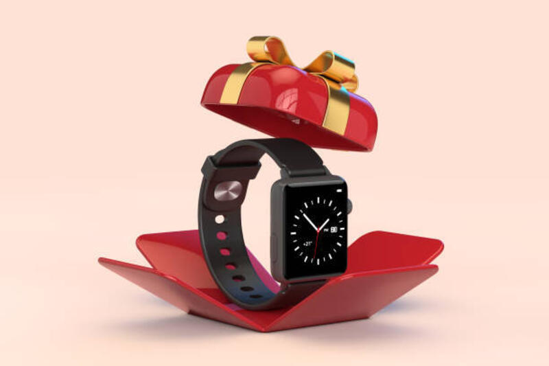 jam tangan pintar modern hitam dengan tali di kotak hadiah merah terbuka dengan pita emas. rendering 3d - hadiah smartwatch potret stok, foto, &amp; gambar bebas royalti