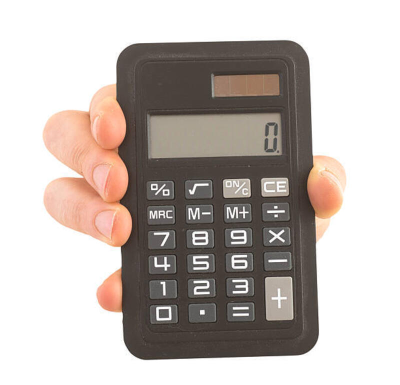 tangan dengan kalkulator saku - pocket kalkulator potret stok, foto, &amp; gambar bebas royalti