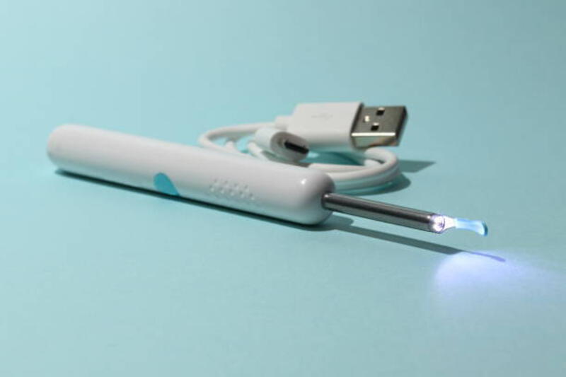 endoskopi pintar untuk saluran telinga - pembersih telinga led potret stok, foto, &amp; gambar bebas royalti