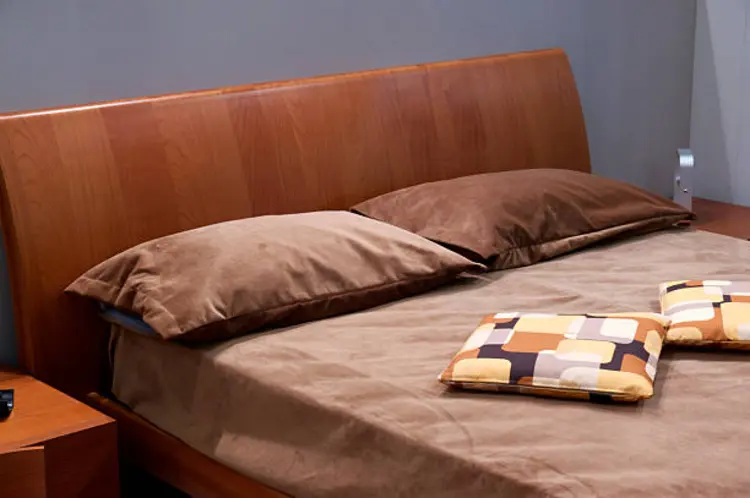 Berapa Kali Sebaiknya Ganti Sarung Bantal Guling?