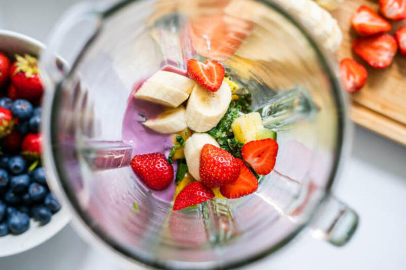 bahan smoothie buah dalam blender - blender juice potret stok, foto, & gambar bebas royalti
