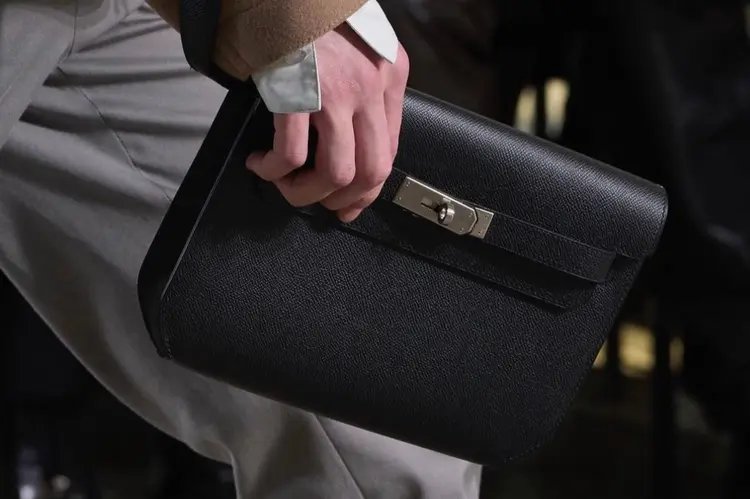 Mengapa Clutch Bag Pria Makin Digemari? Ini Dia Jawabannya!