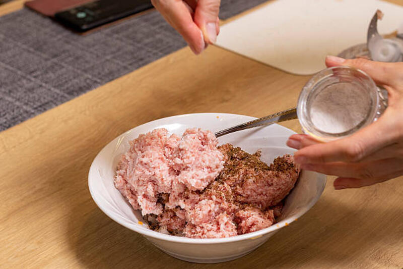 hanya-daging-giling-cincang-di-gelas-perajang-listrik-di-atas-meja-dapur-yang-dibumbui-dan.jpg (612×408)