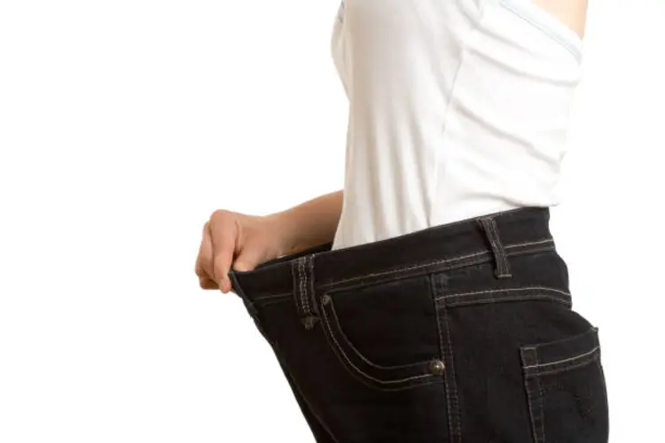 7 Trik 'Ngakalin' Celana Jeans yang Kegedean, Simpel!