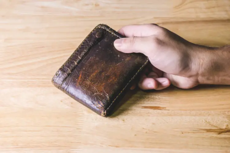 5 Tips Menghindari Kebiasaan Buruk yang Membuat Dompet Pria Cepat Rusak